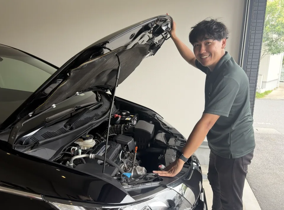エンジンルームを確認するLigare Cars代表の中山