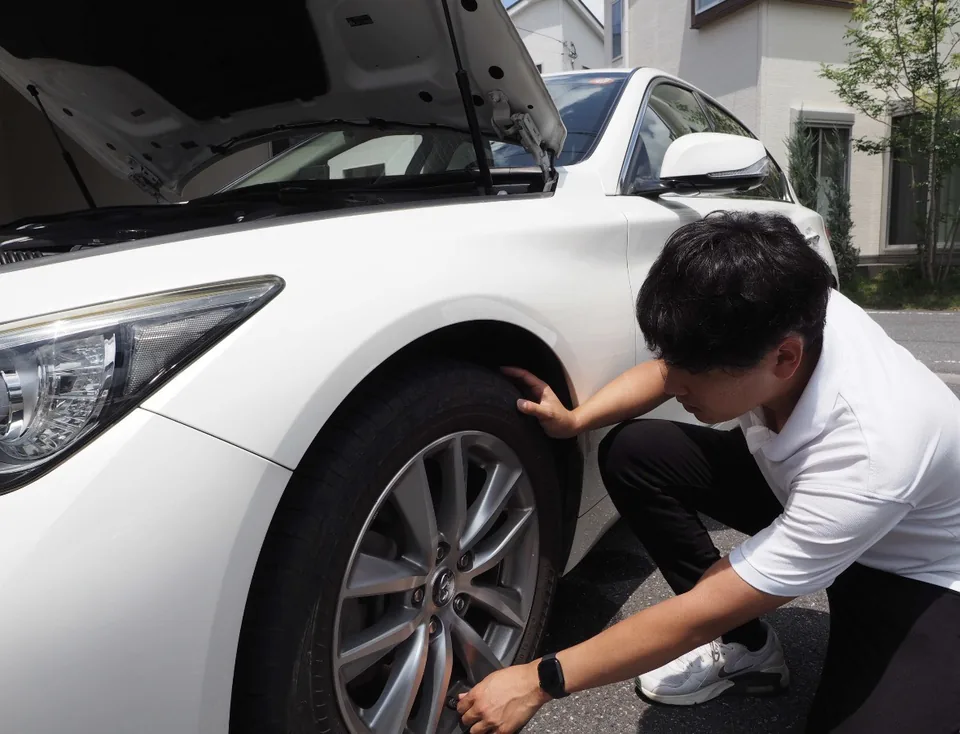白い車を査定するLigare Cars（リガーレ カーズ）代表の中山