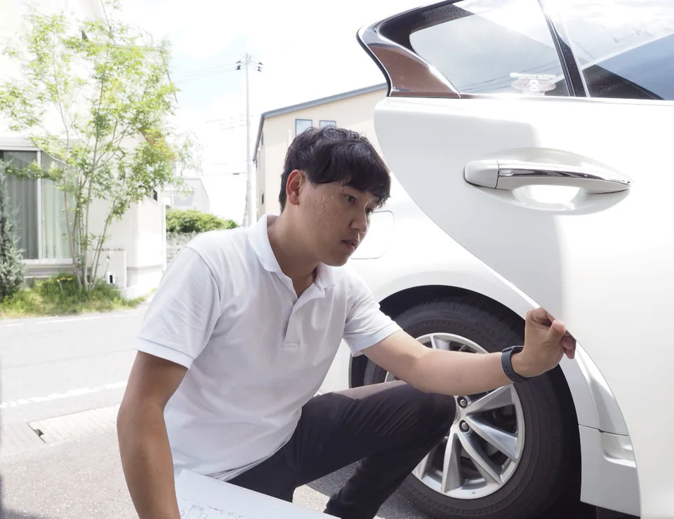 車体の状態を確認するLigare Cars代表の中山